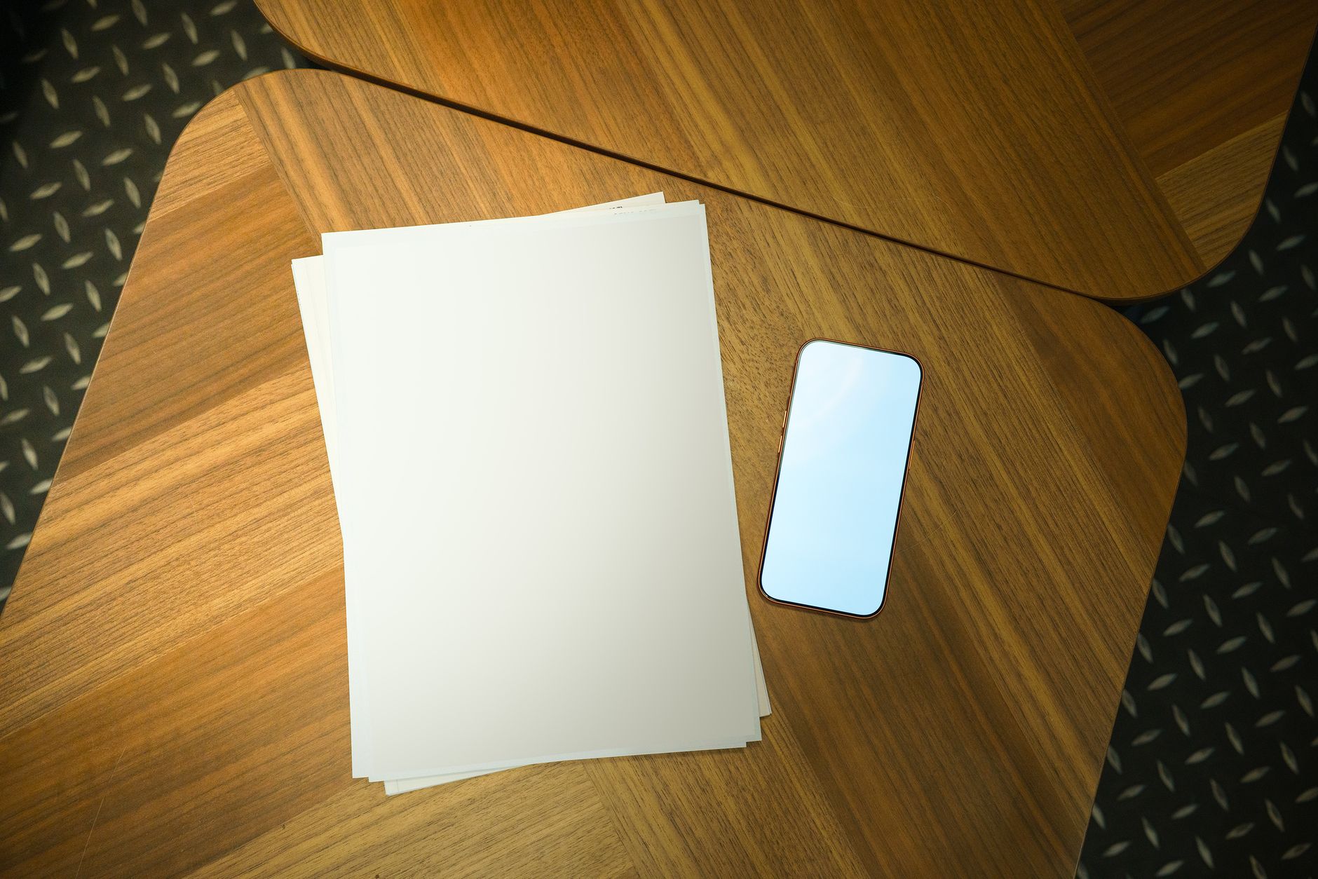 Stilvoll gestaltetes Interieur mit Fokus auf Smartphone-Analysen